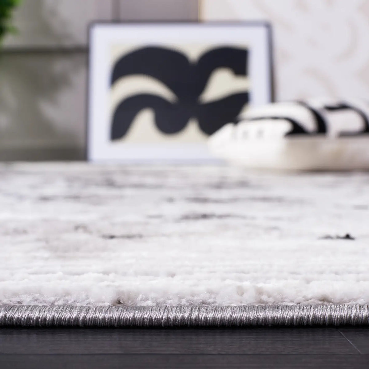 Safavieh Meadow 500 4'-0" x 6'-0" Rug in Grey / Black