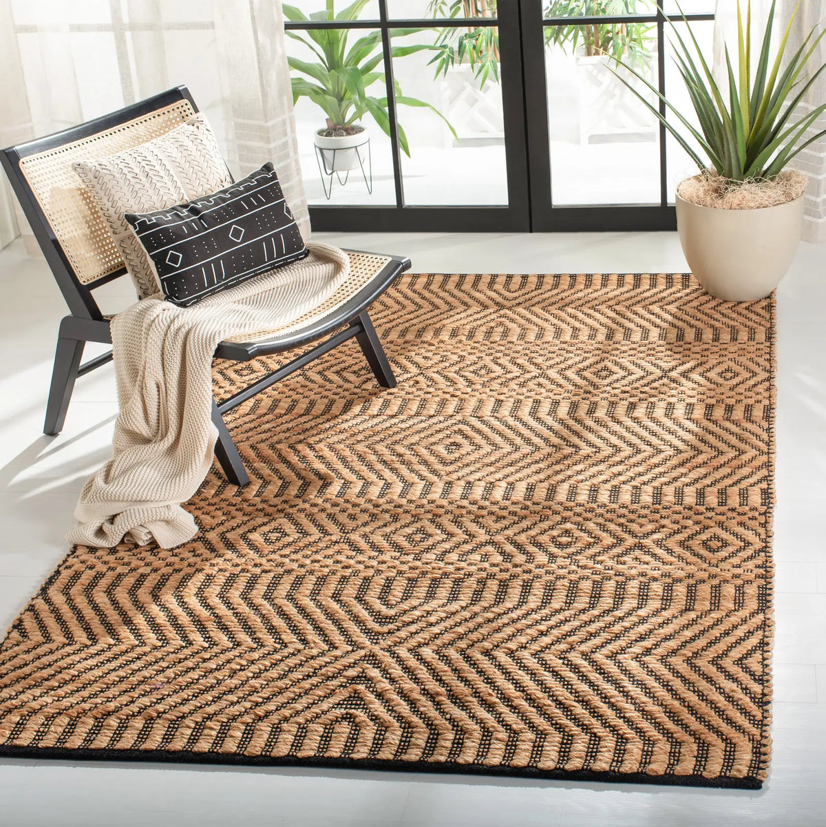 Safavieh Kilim 4'-0" x 6'-0" Rug in Natural / Black