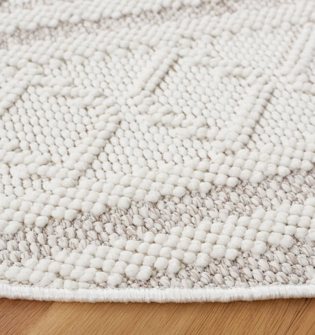 Safavieh Lotus 6'-7" x 6'-7" Rug in Ivory / Beige
