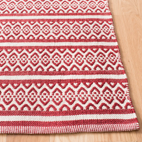 Safavieh Montauk 5'-0" x 8'-0" Rug in Ivory / Red