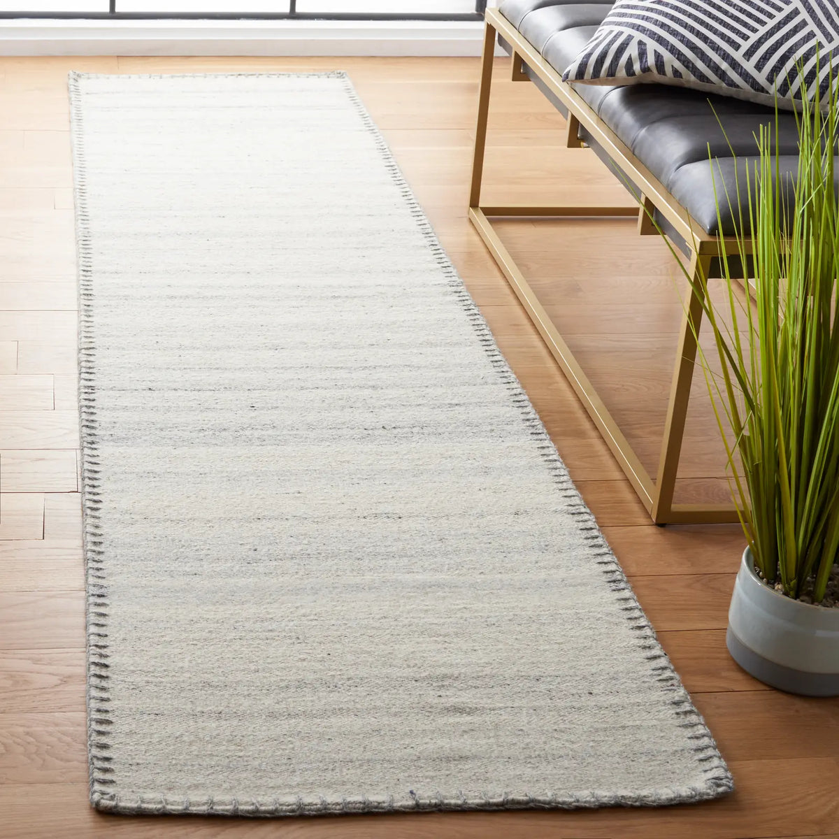 Safavieh Kilim 2'-3" x 9'-0" Rug in Beige / Light Grey