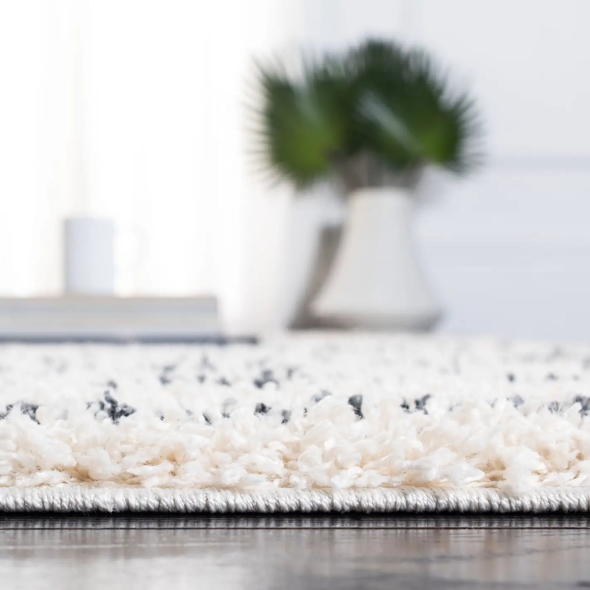 Safavieh Venus Shag 600 4'-0" x 6'-0" Rug in Ivory / Dark Grey