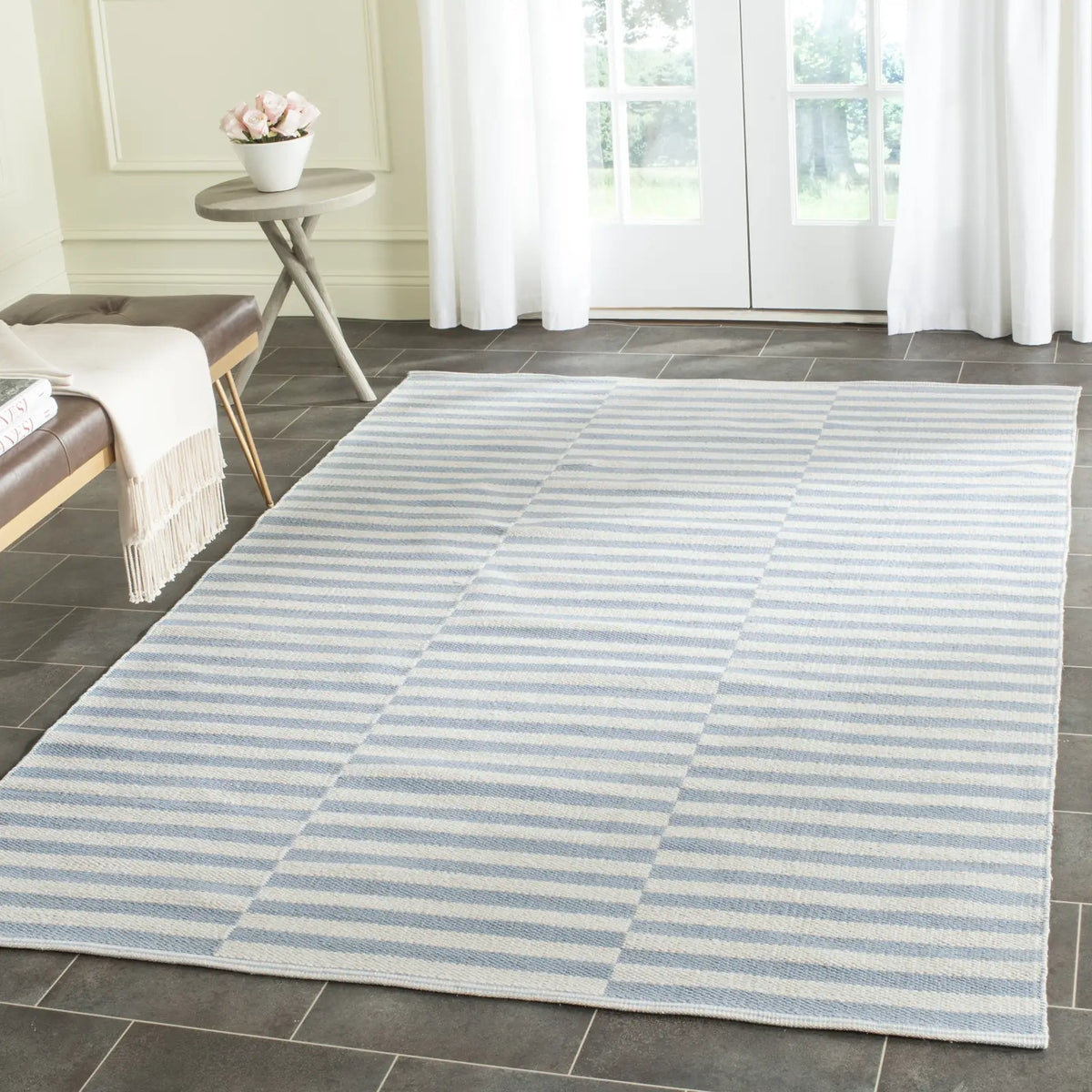 Safavieh Montauk 5'-0" x 7'-0" Rug in Ivory / Light Blue