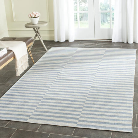 Safavieh Montauk 5'-0" x 7'-0" Rug in Ivory / Light Blue