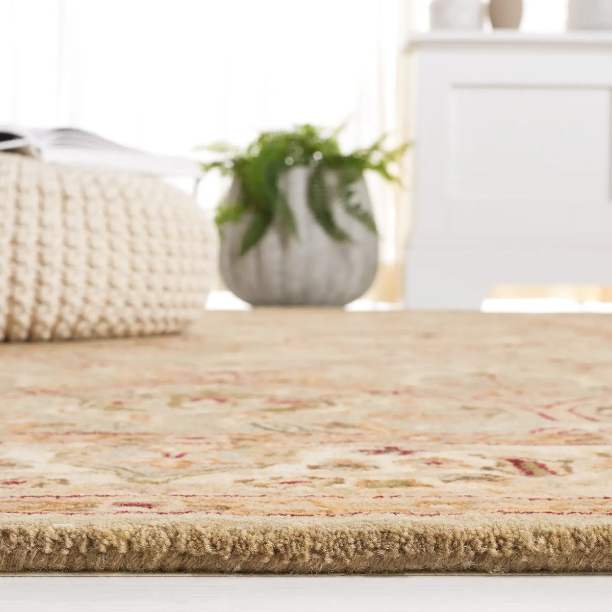 Safavieh Persian Legend 4'-0" x 6'-0" Rug in Light Green / Beige