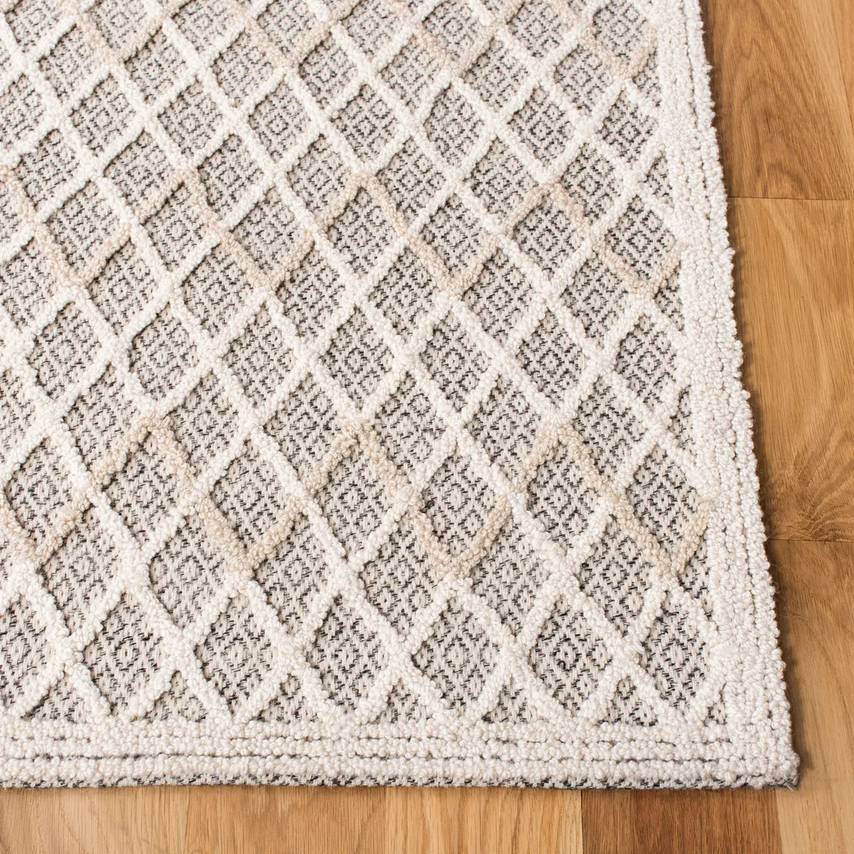 Safavieh Trace 4'-0" x 6'-0" Rug in Ivory / Black