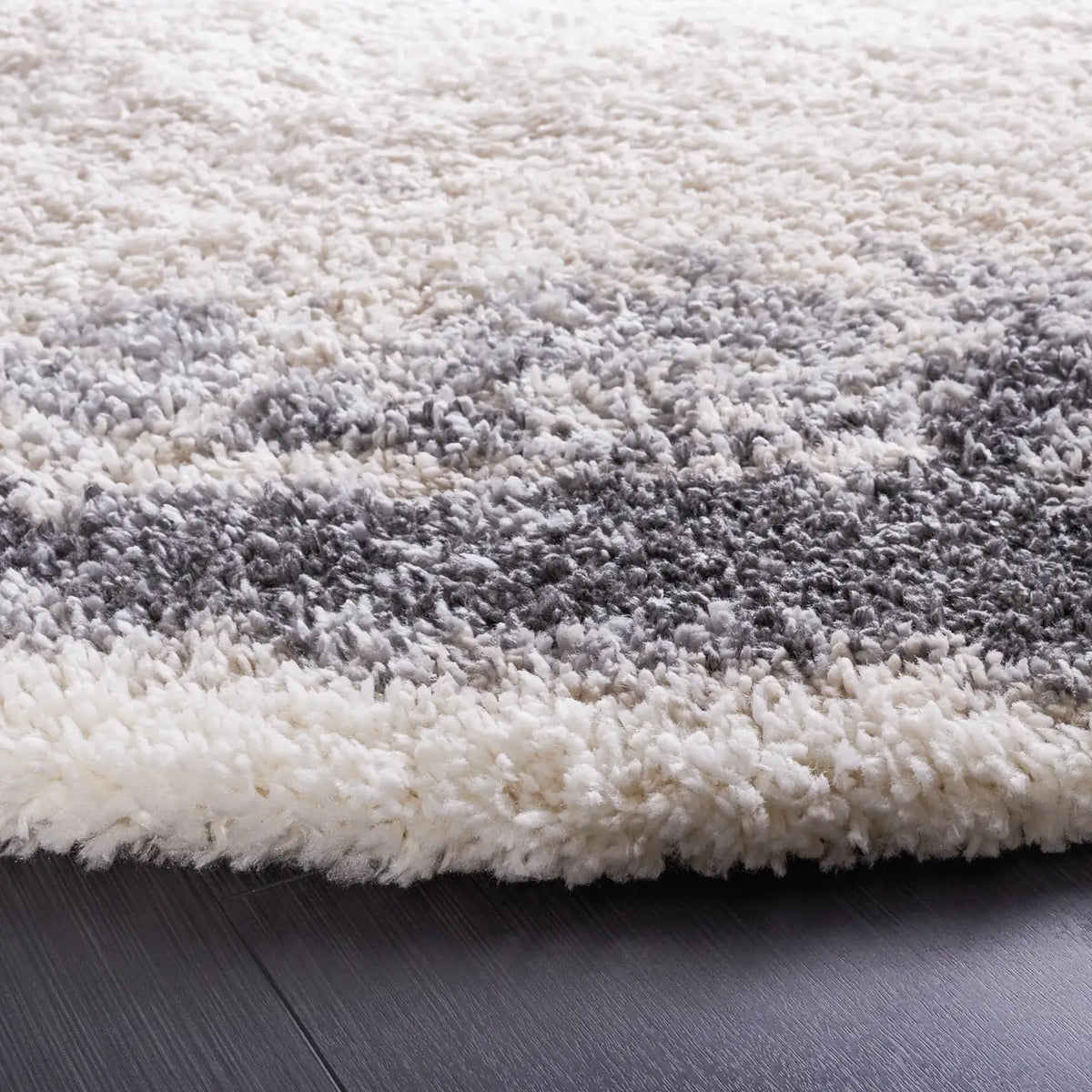 Safavieh Fontana Shag  800 6'-7" x 6'-7" Rug in Ivory / Grey