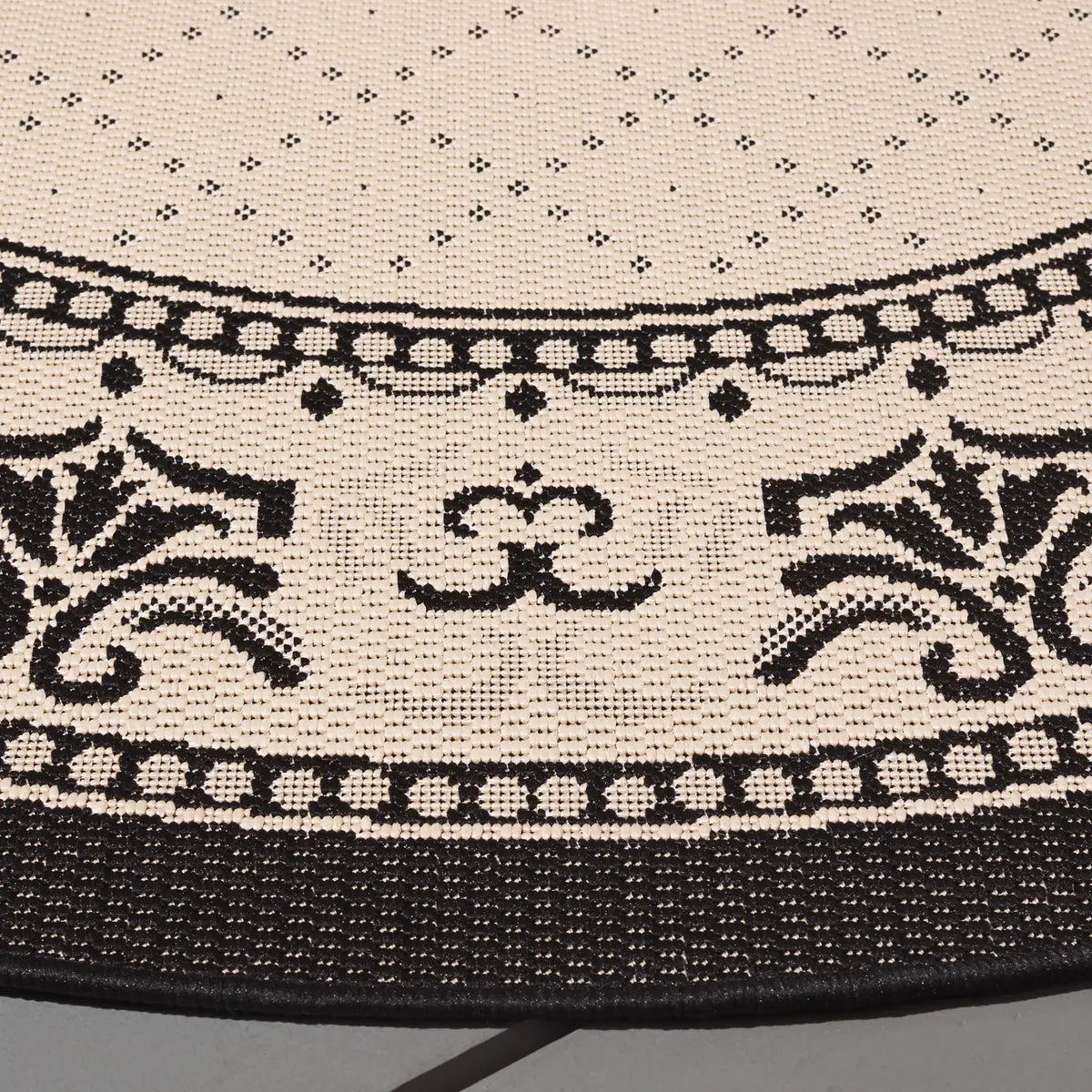 Safavieh Courtyard 5'-3" x 5'-3" Rug in Sand / Black