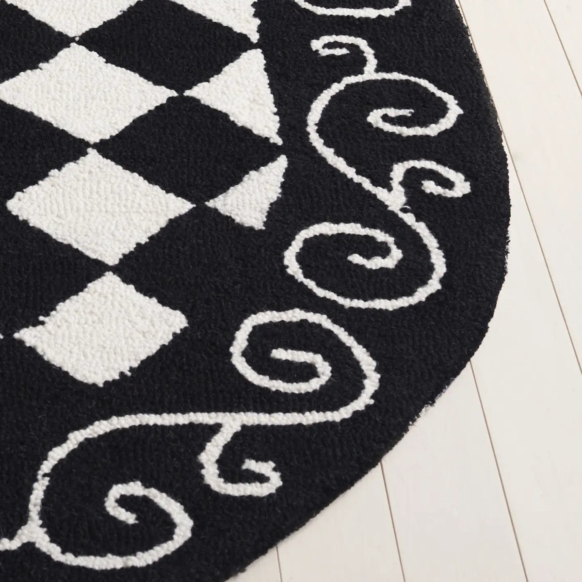 Safavieh Chelsea 4'-6" x 6'-6" Rug in Black / Ivory