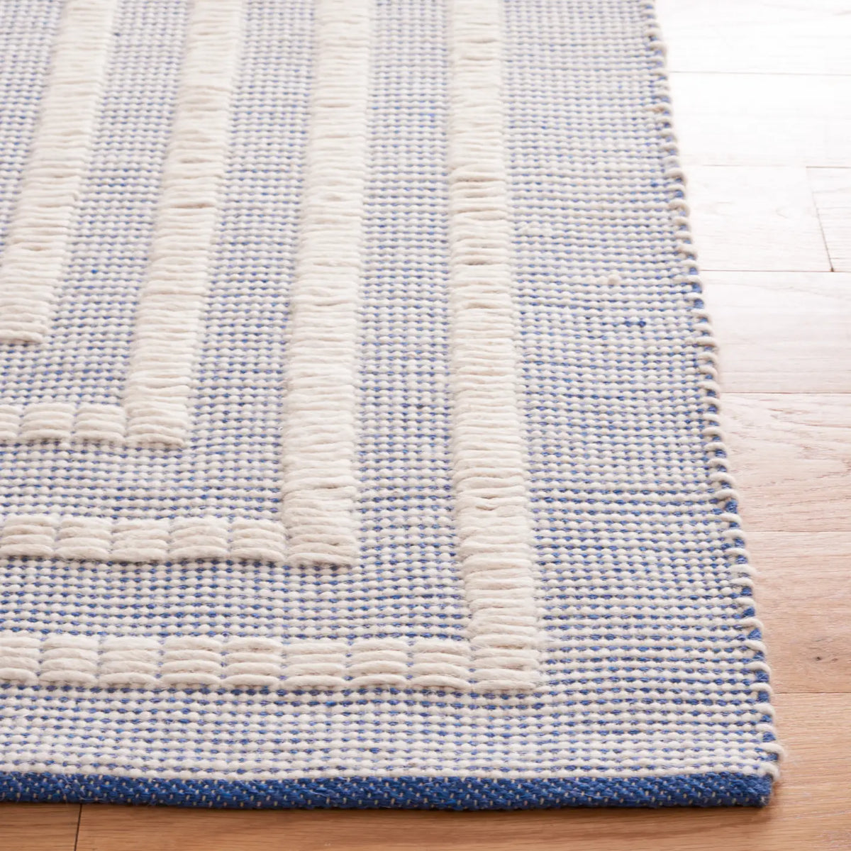 Safavieh Natura 4'-0" x 6'-0" Rug in Blue / Ivory