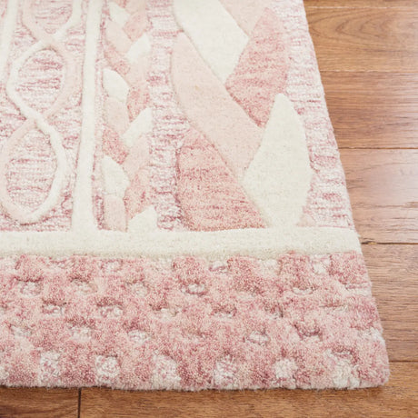 Safavieh Metro 4'-0" x 6'-0" Rug in Pink / Ivory