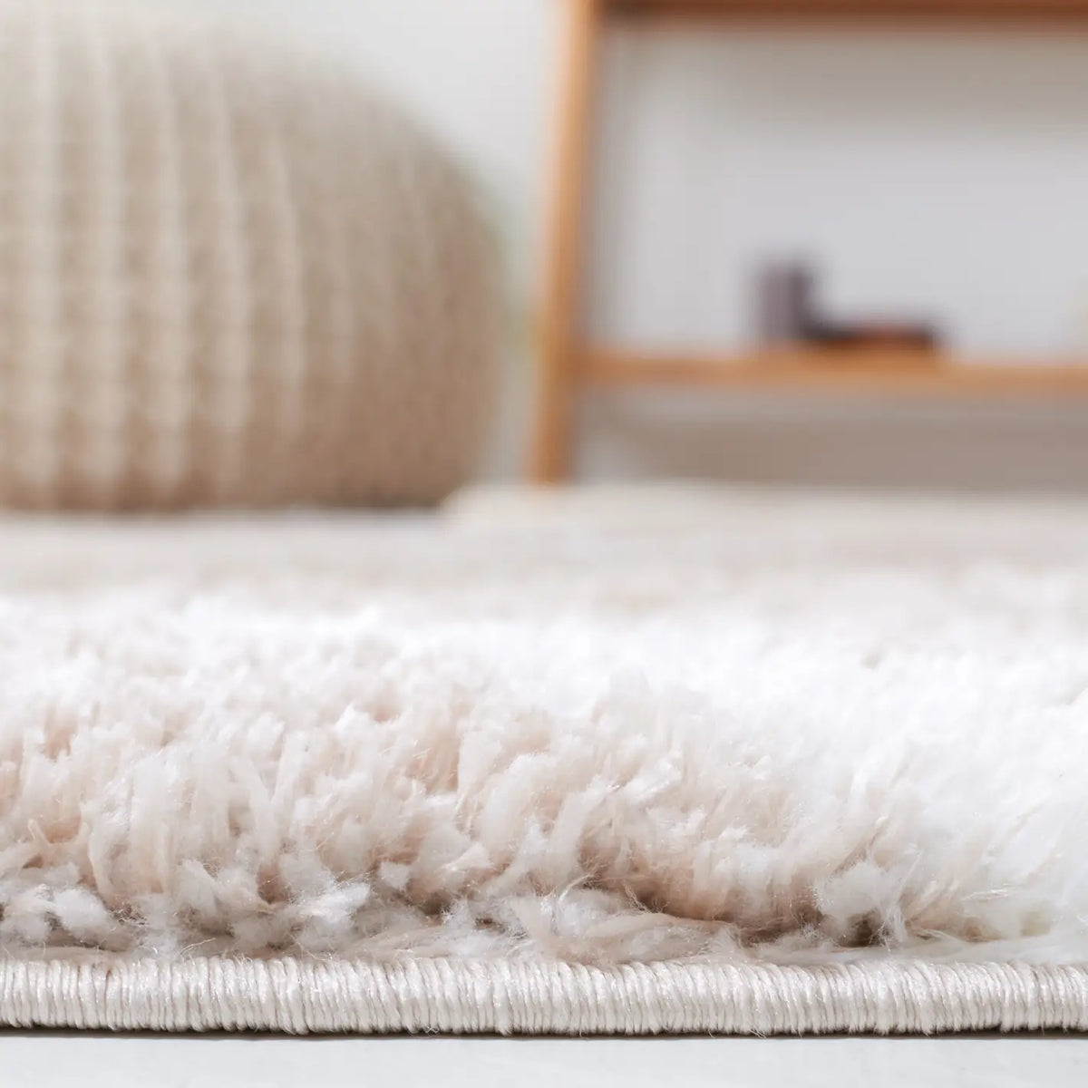 Safavieh Tahoe Shag 4'-0" x 6'-0" Rug in Beige / White