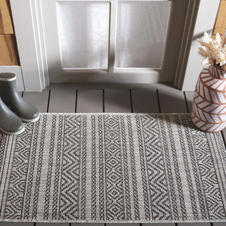 Safavieh Courtyard 2'-0" x 3'-7" Rug in Black / Grey