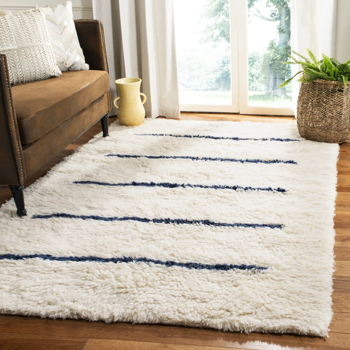 Safavieh Kenya 4'-0" x 6'-0" Rug in Ivory / Navy