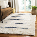 Safavieh Kenya 4'-0" x 6'-0" Rug in Ivory / Navy