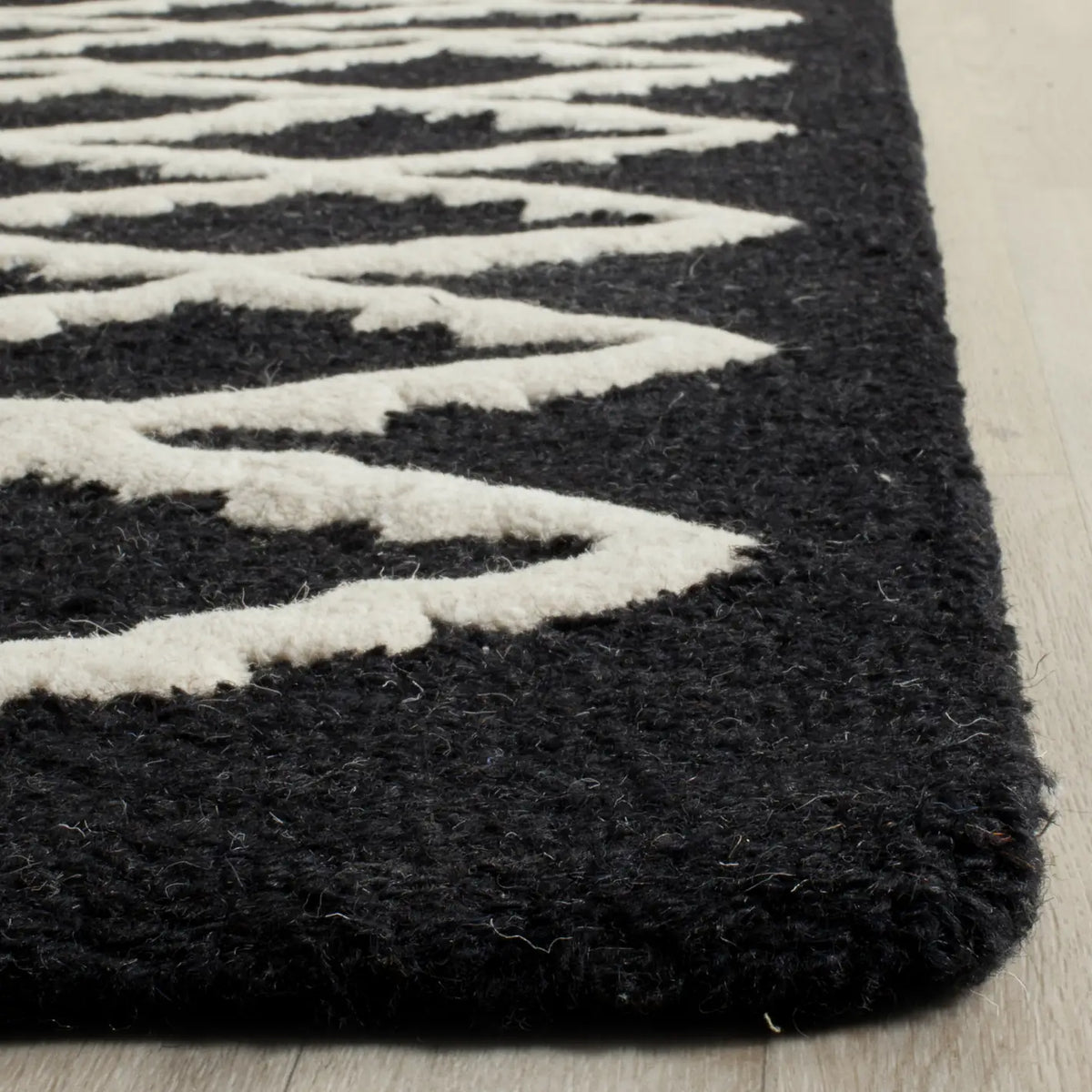 Safavieh Cambridge 8'-0" x 10'-0" Rug in Black / Ivory