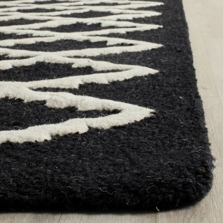 Safavieh Cambridge 8'-0" x 10'-0" Rug in Black / Ivory