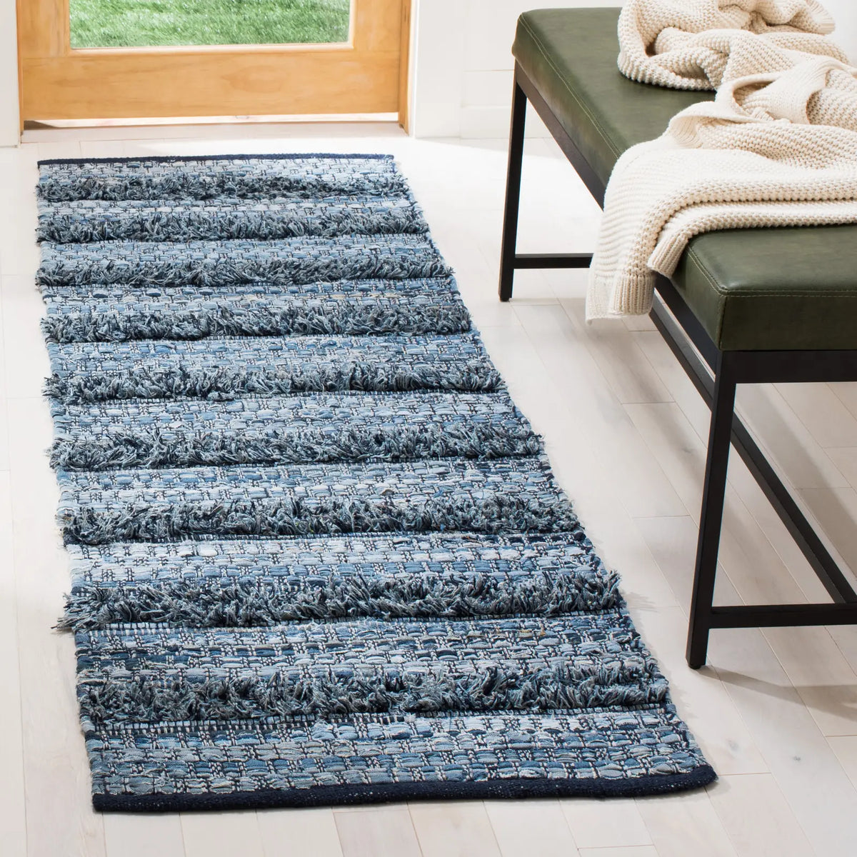 Safavieh Montauk 2'-3" x 7'-0" Rug in Blue