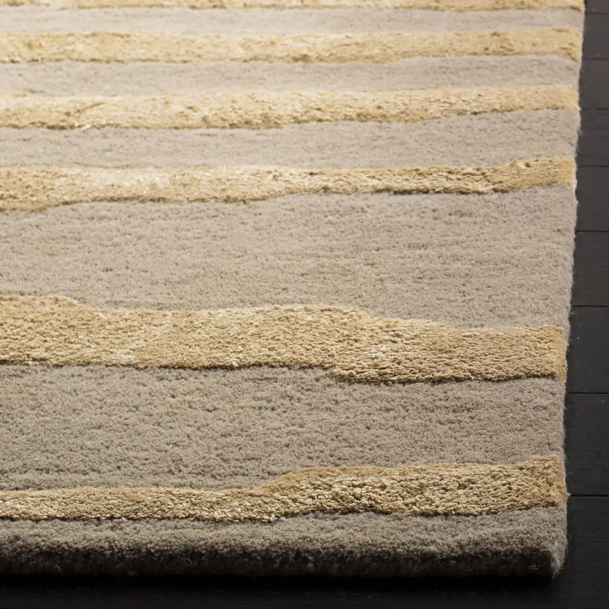 Safavieh Soho 3'-6" x 5'-6" Rug in Beige / Gold