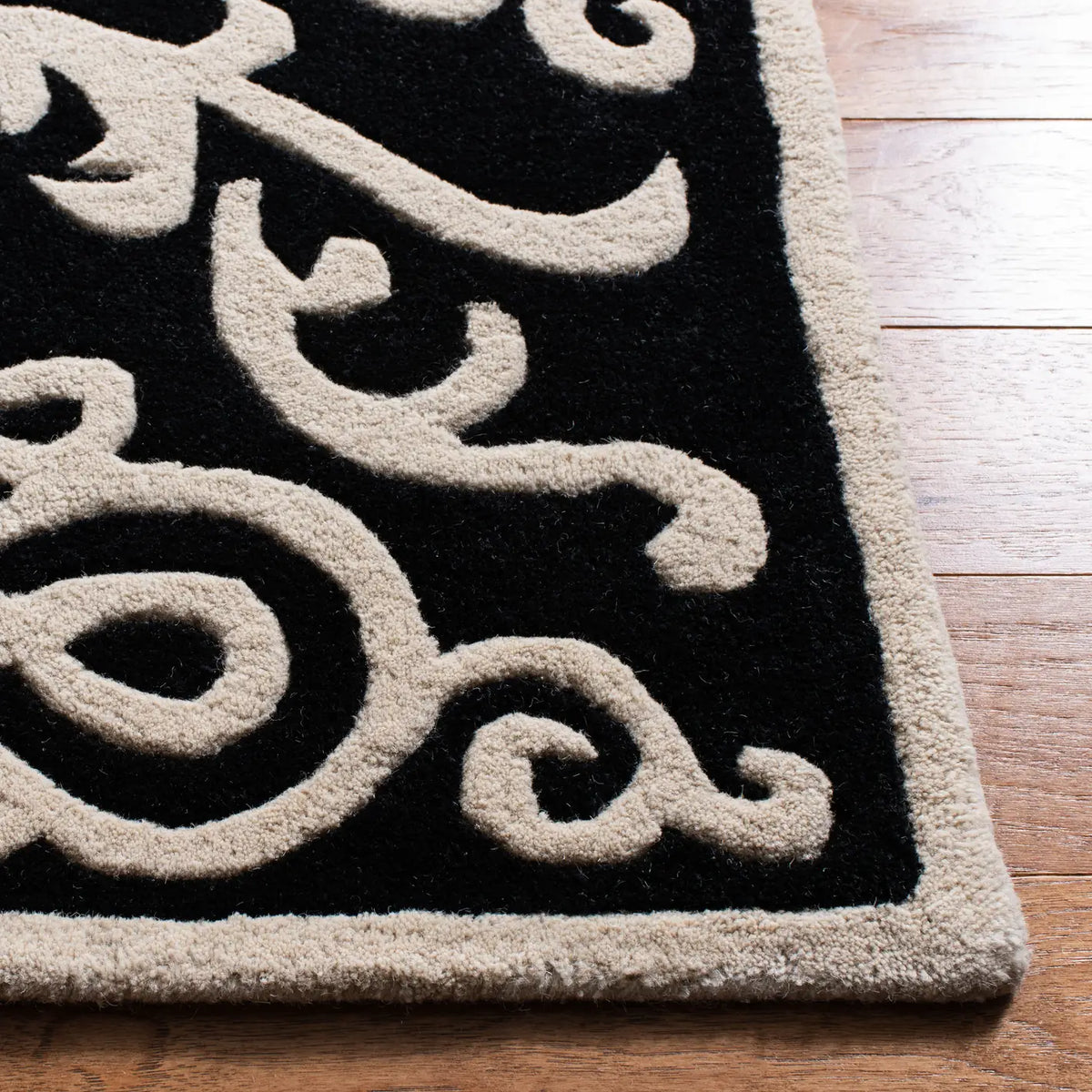 Safavieh Soho 6'-0" x 9'-0" Rug in Black / Ivory