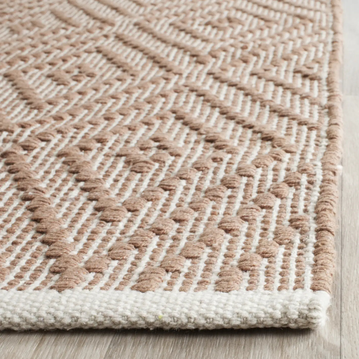 Safavieh Montauk 2'-3" x 7'-0" Rug in Beige / Ivory