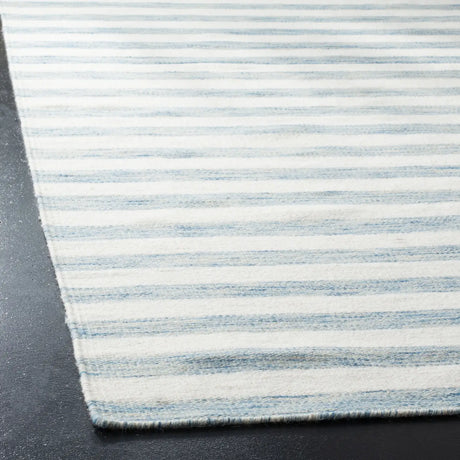Safavieh Dhurries 4'-0" x 6'-0" Rug in Aqua / Ivory
