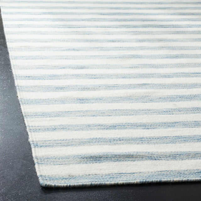 Safavieh Dhurries 4'-0" x 6'-0" Rug in Aqua / Ivory