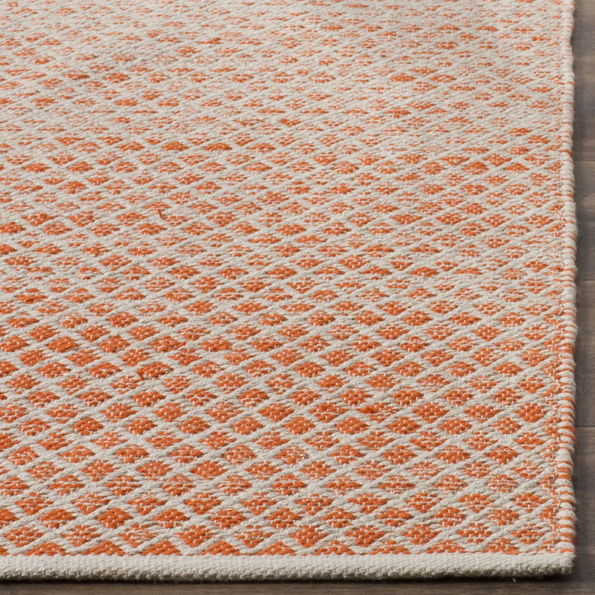 Safavieh Montauk 4'-0" x 6'-0" Rug in Orange / Ivory
