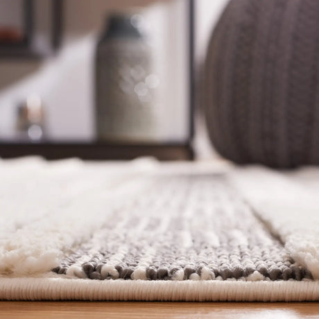 Safavieh Urban 4'-0" x 6'-0" Rug in Grey / Ivory