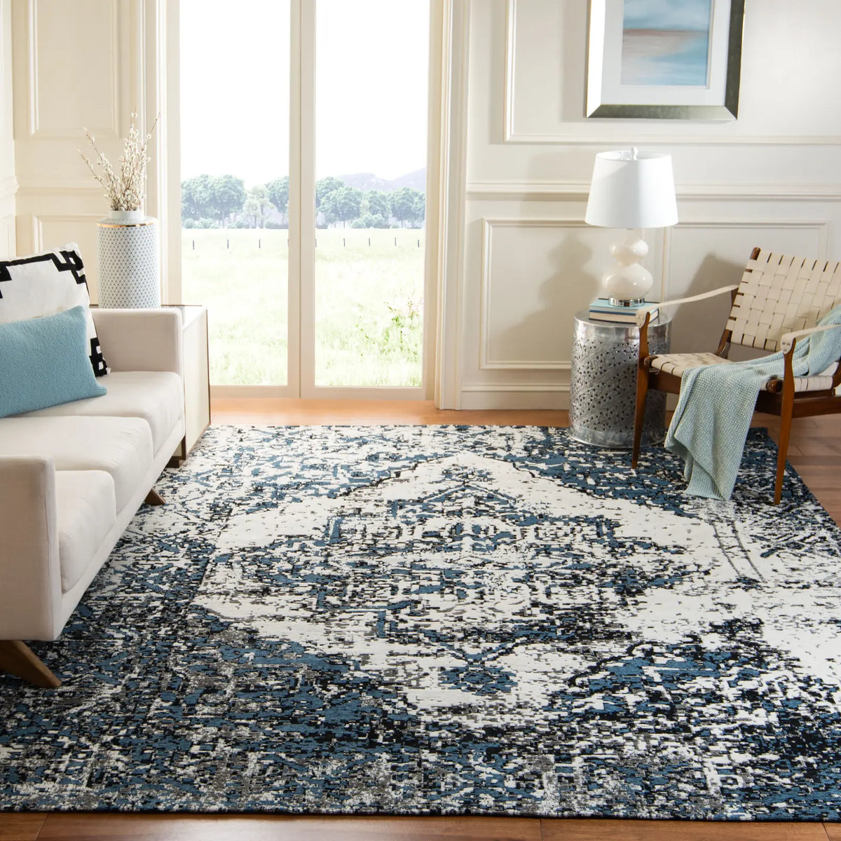 Safavieh Classic Vintage 6'-0" x 9'-0" Rug in Navy / Ivory