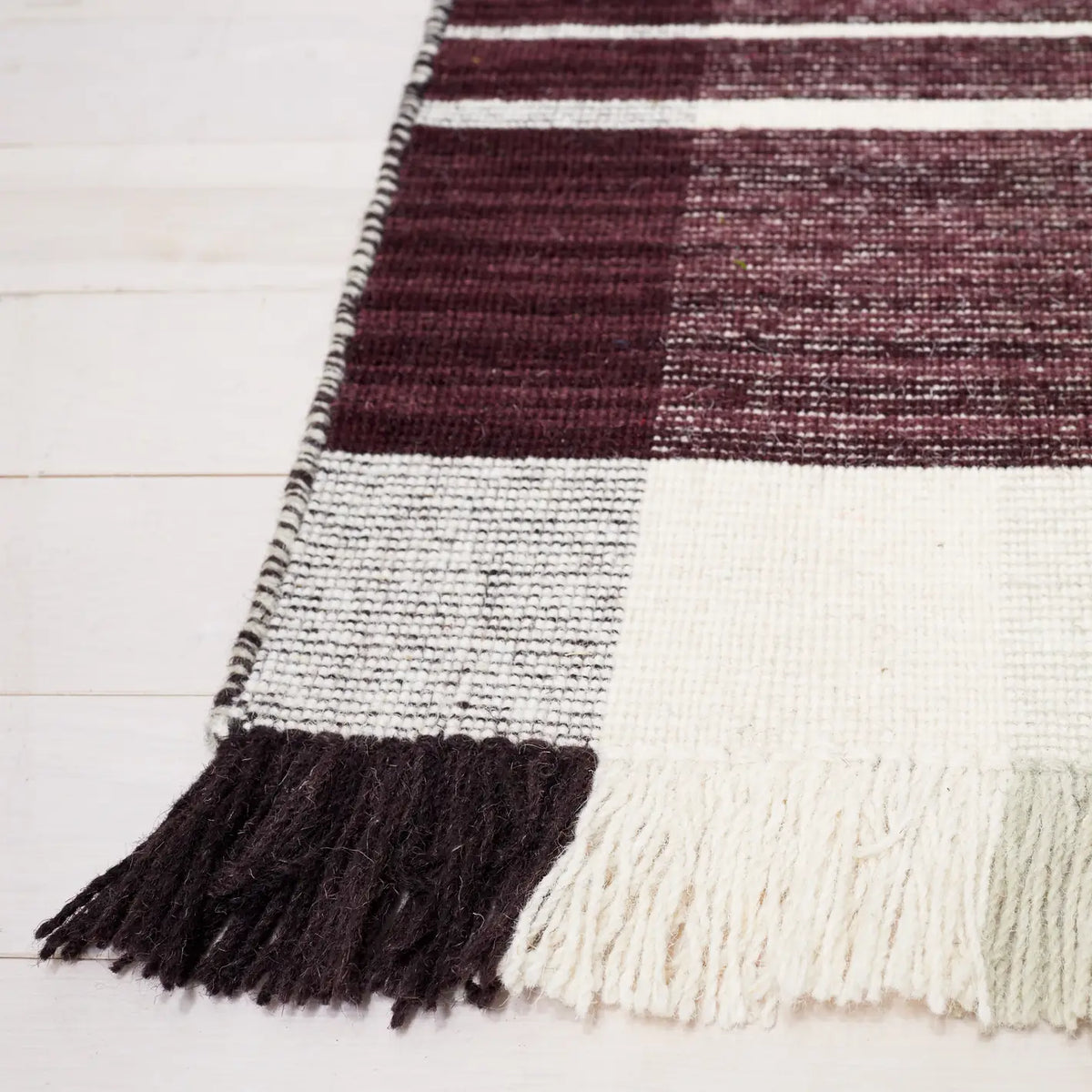 Safavieh Striped Kilim 4'-0" x 6'-0" Rug in Ivory / Grey