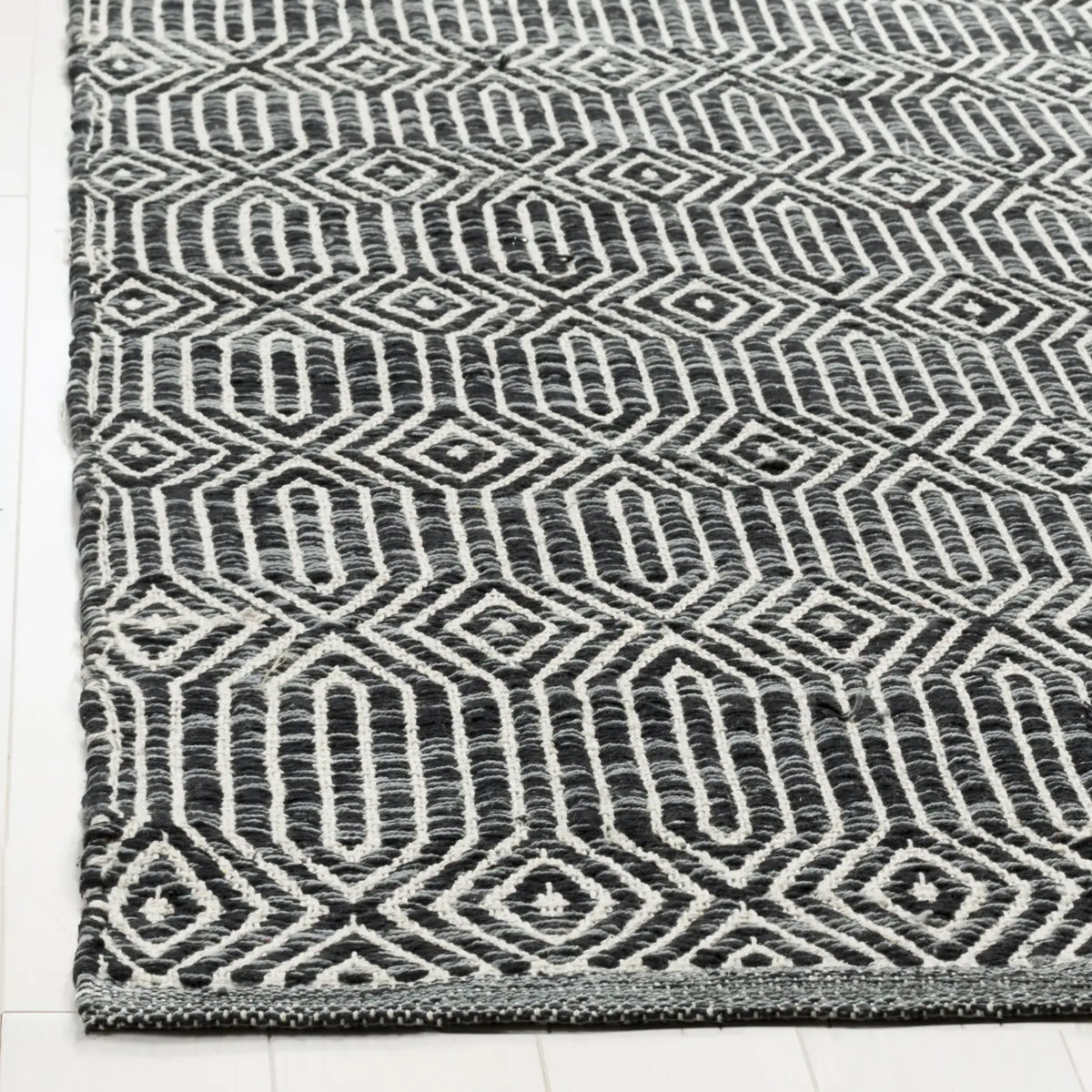 Safavieh Montauk 4'-0" x 6'-0" Rug in Ivory / Dark Grey