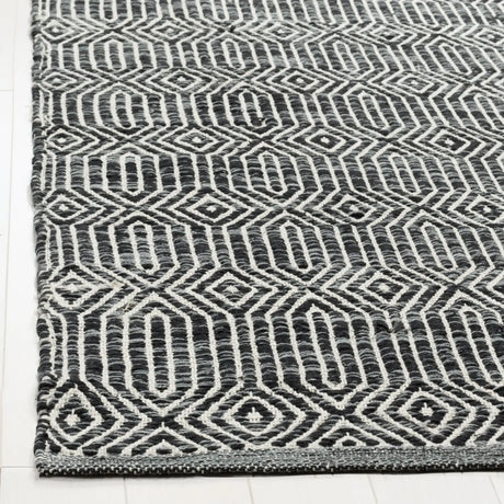 Safavieh Montauk 4'-0" x 6'-0" Rug in Ivory / Dark Grey