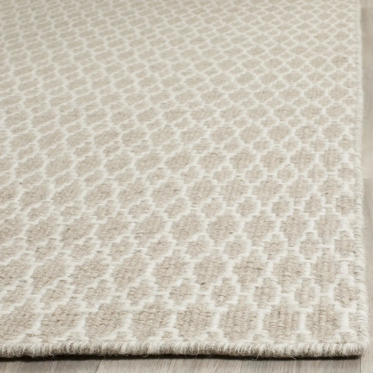 Safavieh Oasis 5'-0" x 8'-0" Rug in Beige / Ivory