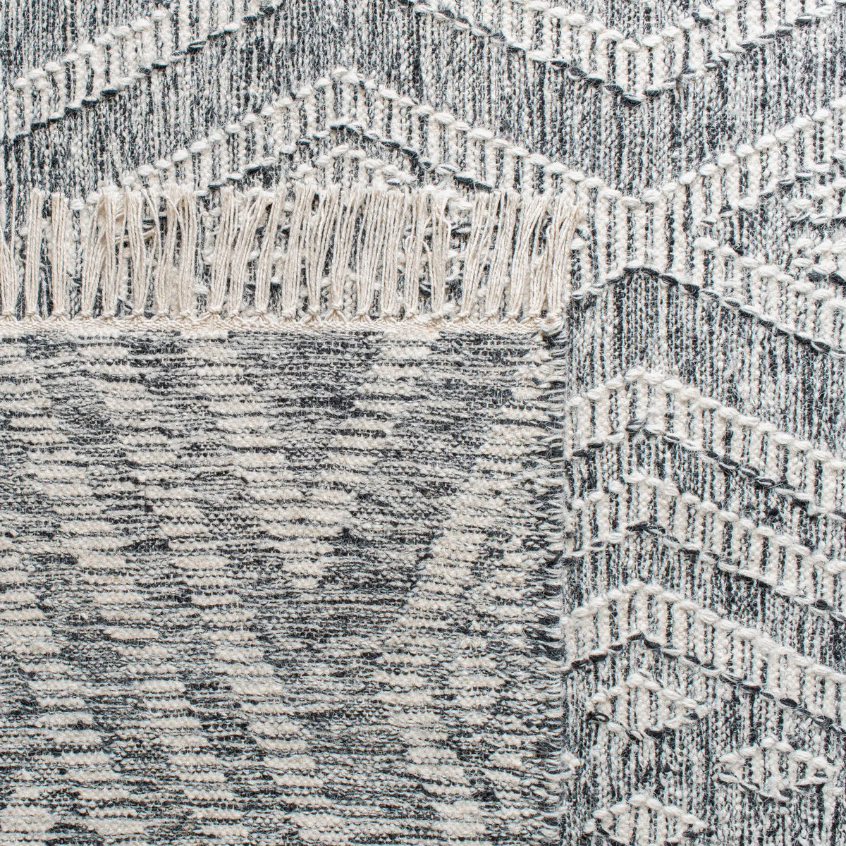 Safavieh Kilim 4'-0" x 6'-0" Rug in Black / Ivory