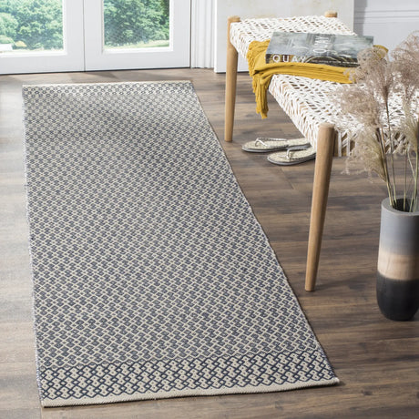 Safavieh Montauk 2'-3" x 10'-0" Rug in Ivory / Navy