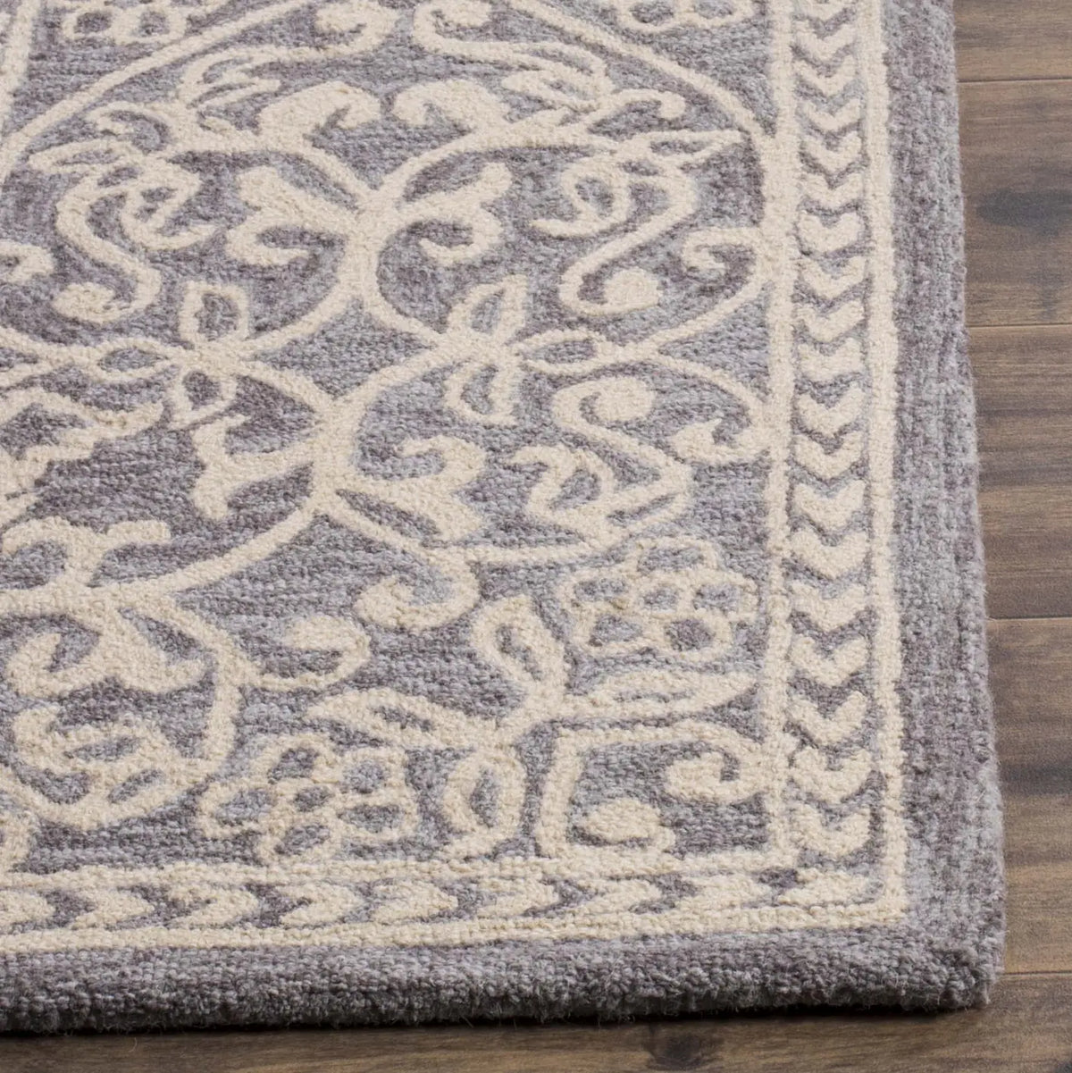 Safavieh Suzani 4'-0" x 6'-0" Rug in Grey / Beige
