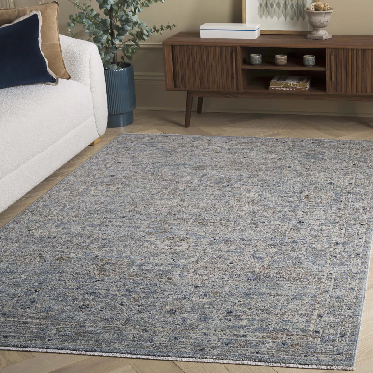 Safavieh Antique Patina 4'-0" x 5'-7" Rug in Blue / Ivory