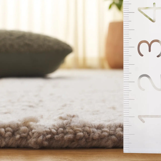Safavieh Harvest 4'-0" x 6'-0" Rug in Beige