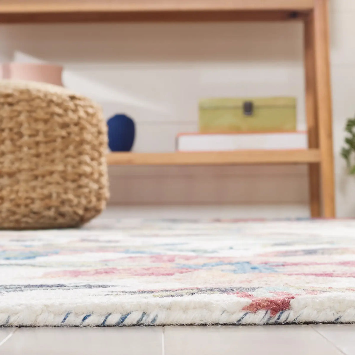 Safavieh Blossom 4'-0" x 6'-0" Rug in Ivory / Plum