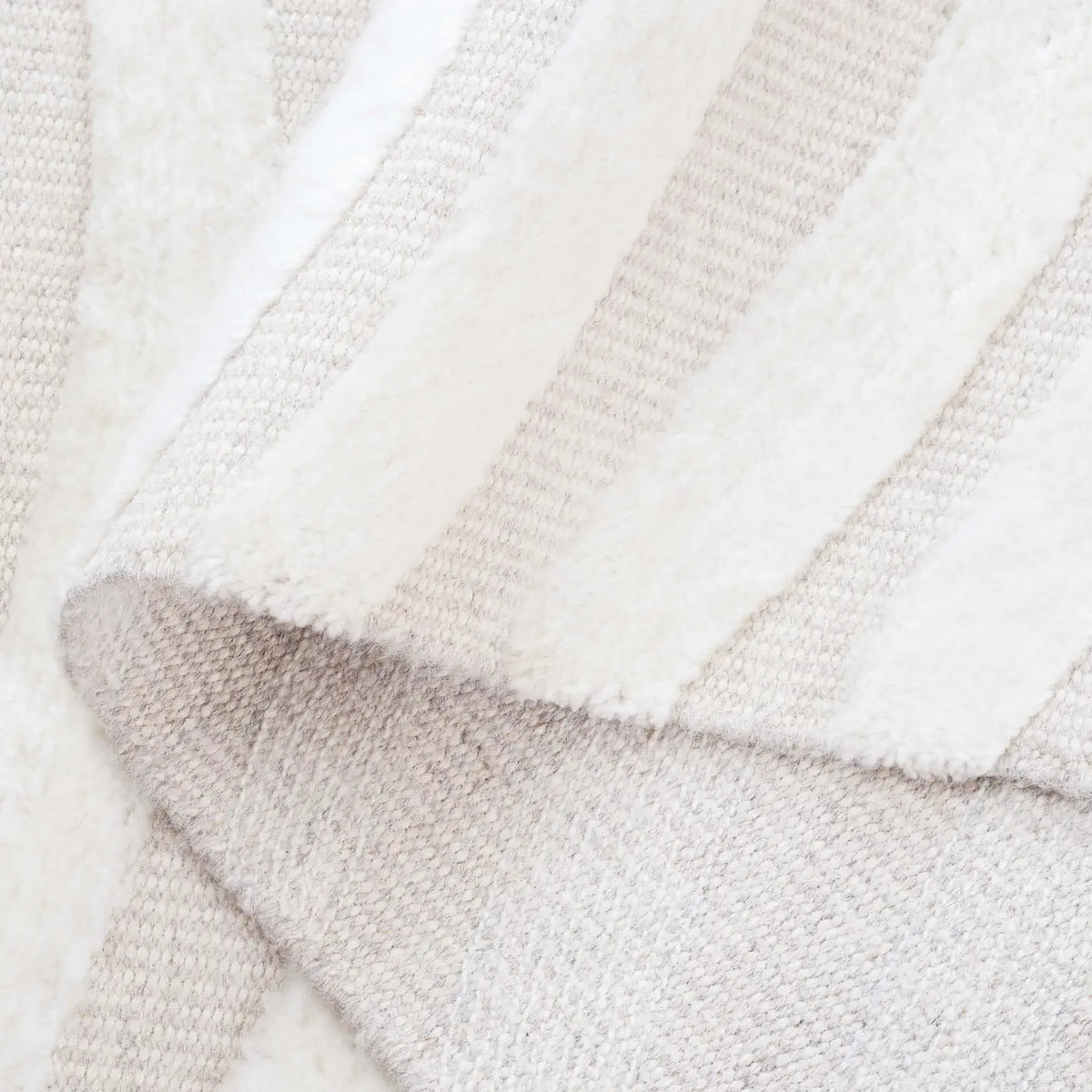 Safavieh Casablanca 4'-0" x 6'-0" Rug in Ivory / Light Grey
