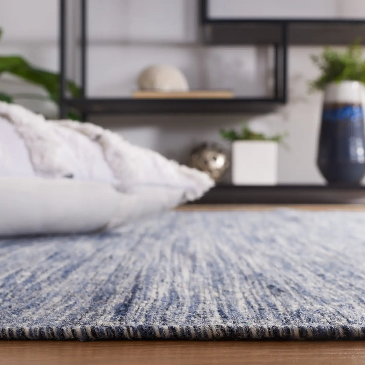 Safavieh Dhurries 4'-0" x 6'-0" Rug in Navy / Beige
