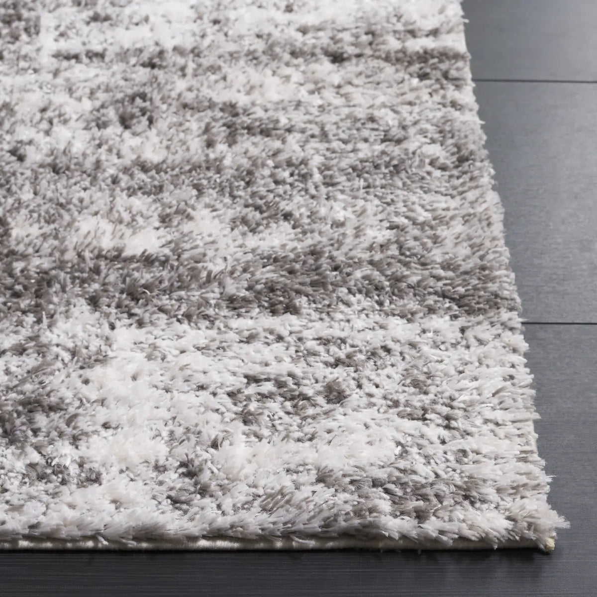 Safavieh Penelope Shag 4'-0" x 6'-0" Rug in Grey / Ivory