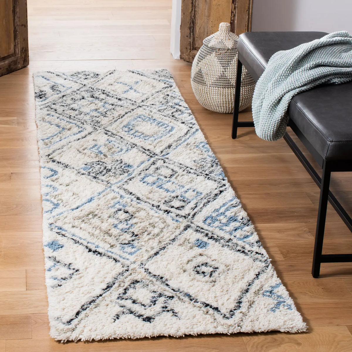 Safavieh Casablanca Shag 2'-3" x 8'-0" Rug in Black / Ivory