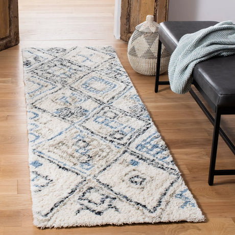 Safavieh Casablanca Shag 2'-3" x 8'-0" Rug in Black / Ivory