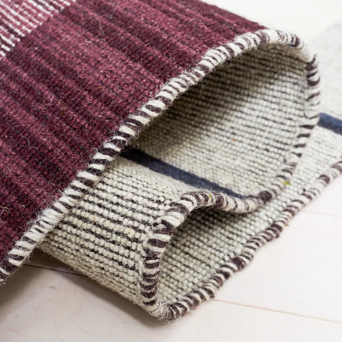 Safavieh Striped Kilim 4'-0" x 6'-0" Rug in Ivory / Grey