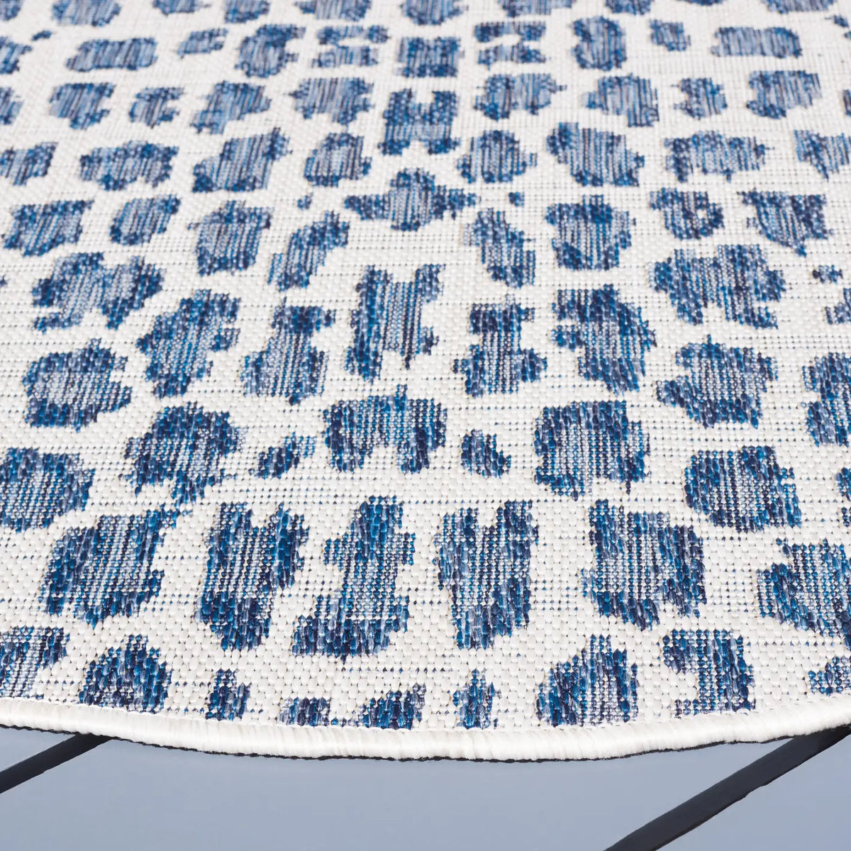 Safavieh Courtyard 5'-3" x 5'-3" Rug in Ivory / Navy