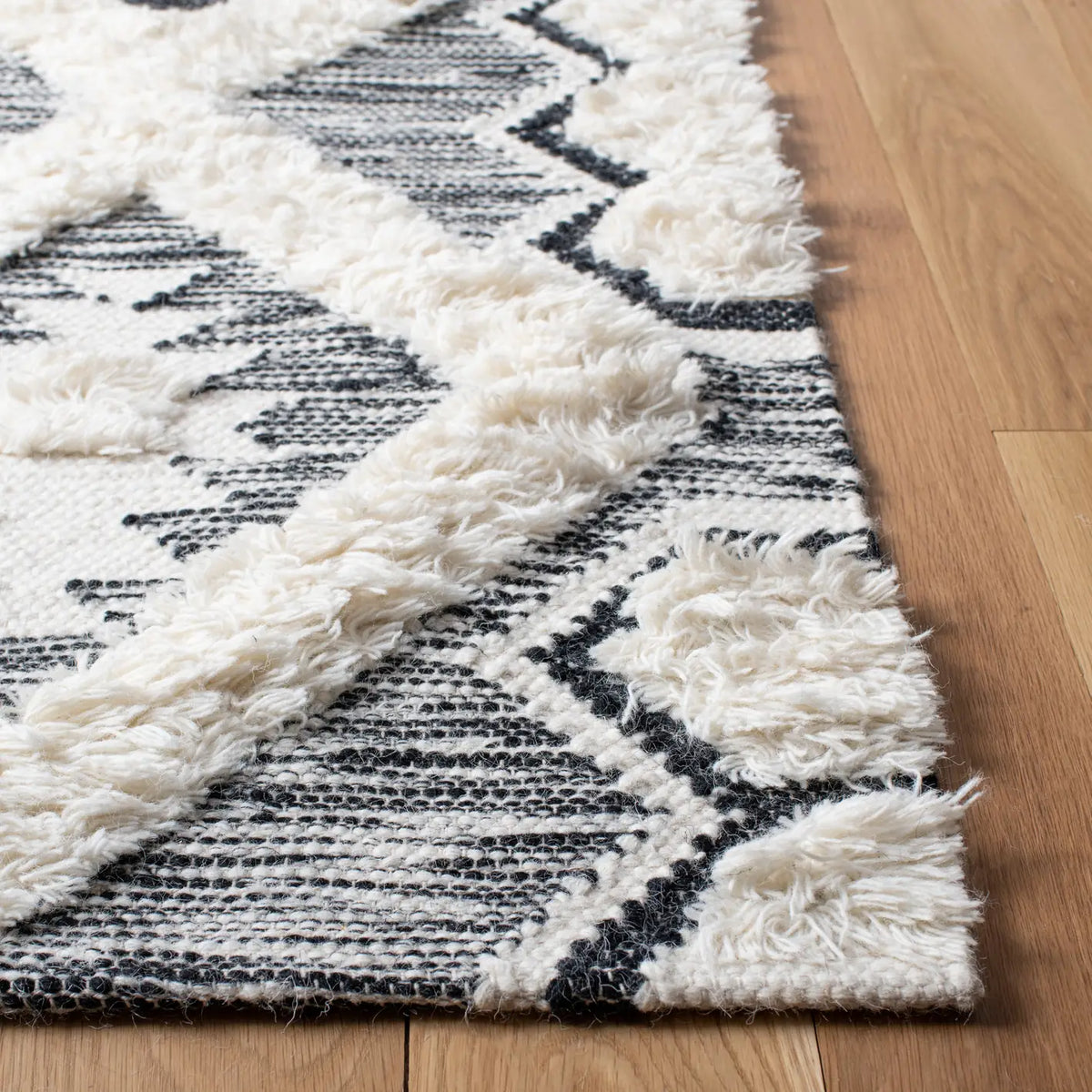 Safavieh Natura 4'-0" x 6'-0" Rug in Ivory / Black