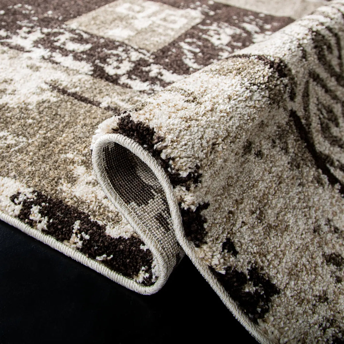 Safavieh Retro 5'-3" x 8'-0" Rug in Creme / Brown