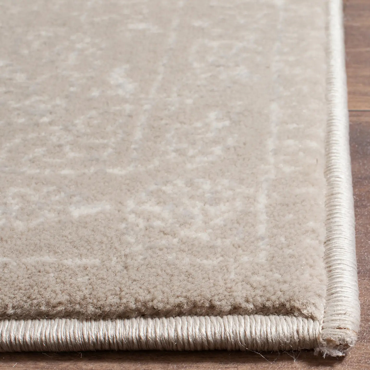 Safavieh Carnegie 6'-7" x 9'-2" Rug in Light Beige / Cream